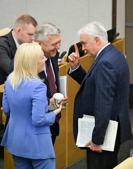 Слева направо: председатель комитета по развитию гражданского общества, вопросам общественных и религиозных объединений Ольга Тимофеева, член комитета по государственному строительству и законодательству Дмитрий Вяткин и председатель комитета по обороне Андрей Картаполов