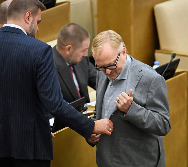 Слева направо: зампред комитета по делам СНГ, евразийской интеграции и связям с соотечественниками Артем Туров, первый зампред комитета по физической культуре и спорту Дмитрий Пирог и зампред комитета по защите семьи, вопросам отцовства, материнства и детства Виталий Милонов