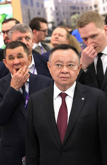 Министр строительства и жилищно-коммунального хозяйства России Ирек Файзуллин (в центре) на международном строительном форуме и выставке «100+ TechnoBuild» 
