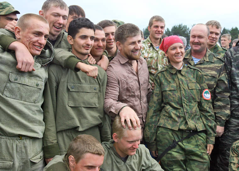 Рамзан Кадыров (в центре) на слете движения «Наши» в молодежном лагере «Селигер», 2006 год