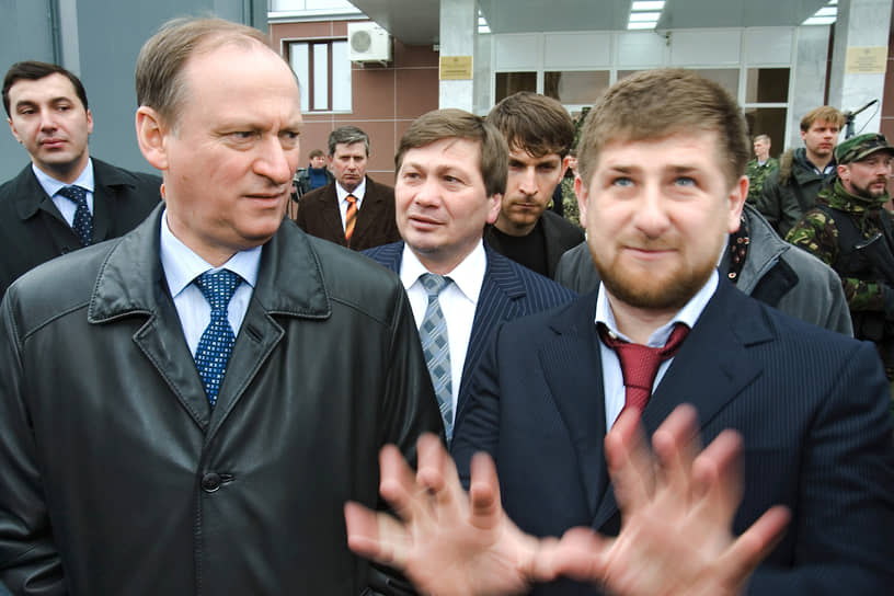 Директор ФСБ РФ Николай Патрушев (слева в первом ряду), премьер-министр Чечни Одес Байсултанов (в центре) и глава региона Рамзан Кадыров на пресс-конференции в честь открытия нового здания УФСБ по Чечне, 2007 год