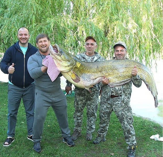 Рамзан Кадыров (второй слева) на рыбалке, 2018 год