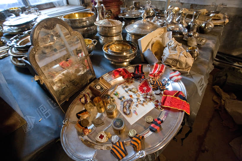 Предметы старины из клада Нарышкиных
