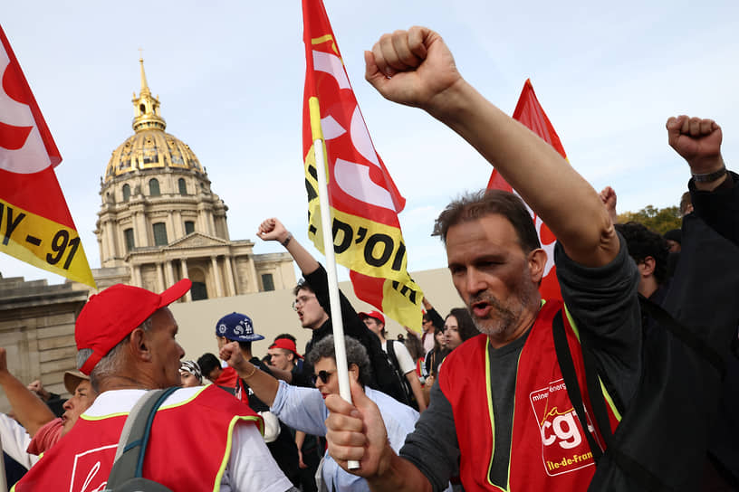 Протестующие в жилетах Всеобщей конфедерации труда