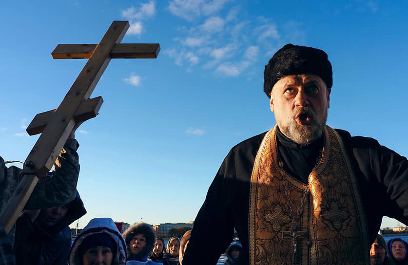 Крестовоздвиженский крестный ход в Санкт-Петербурге, приуроченный к годовщине подписания патриархом Кириллом прошения о запрете абортов в России