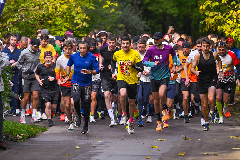В забеге приняло участие более 300 спортсменов и любителей бега