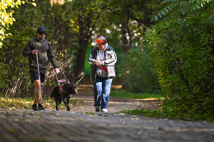 После забега прошли инклюзивные мастер-классы, в том числе прохождение маршрута с собакой-поводырем