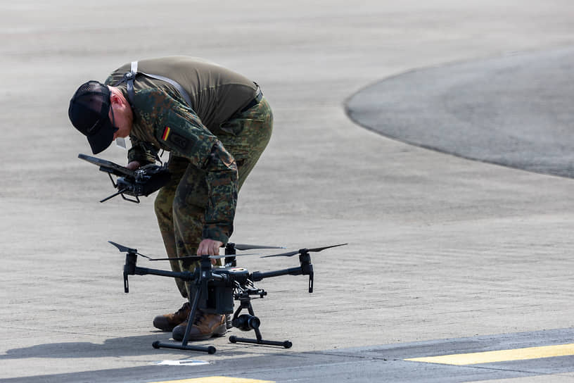 Оператор дронов в берлинском аэропорту Шенефельд (июнь 2024 года)
