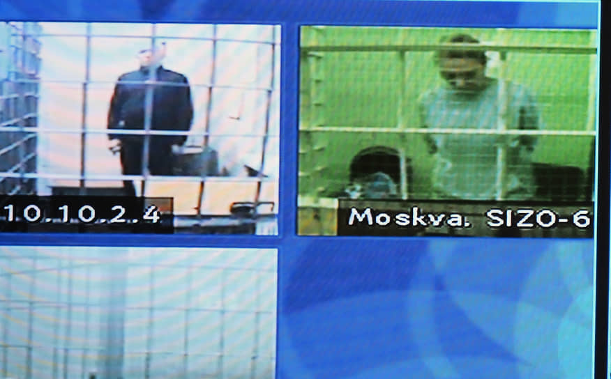 Алексей Высоков и Елена Гришина (на экране) во время судебного заседания