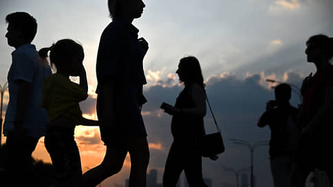 Светлому будущему подбирают сценарий // Власти рекомендовано перейти от монолога к диалогу с обществом