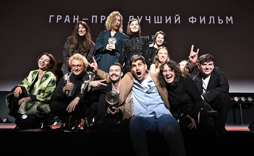 Режиссер Сергей Малкин (в центре) и члены съемочной группы