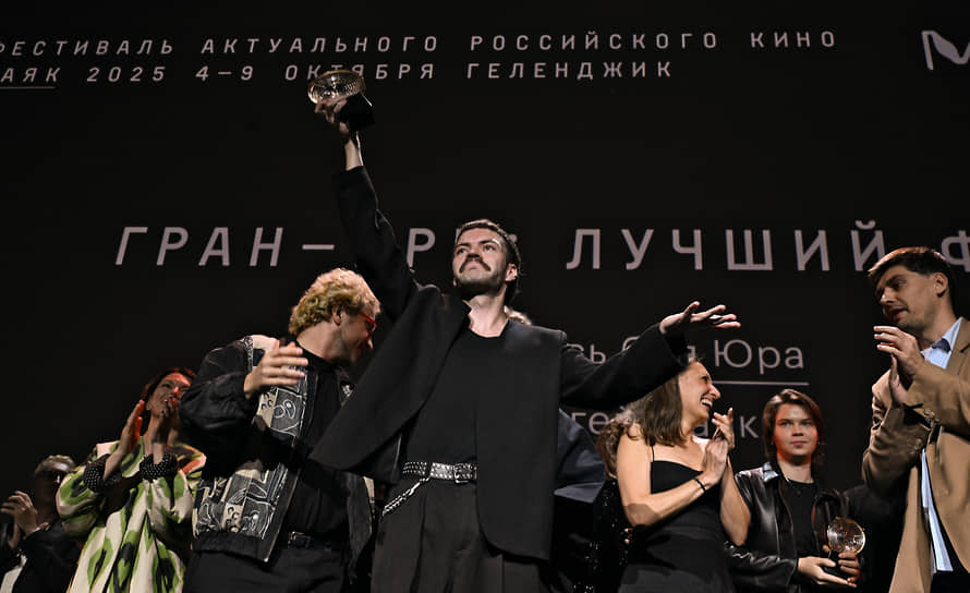 Режиссер Сергей Малкин (в центре) и члены съемочной группы