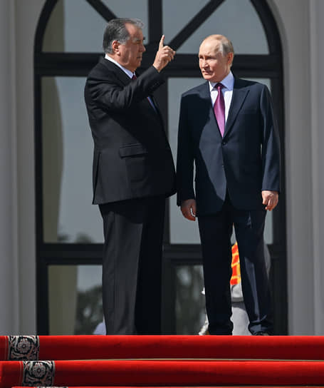 Президент РФ Владимир Путин с президентом Таджикистана Эмомали Рахмоном перед началом переговоров 