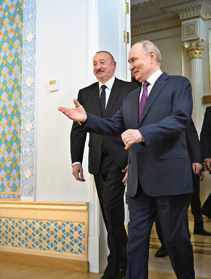 Президент России Владимир Путин (справа) и президент Азербайджана Ильхам Алиев 