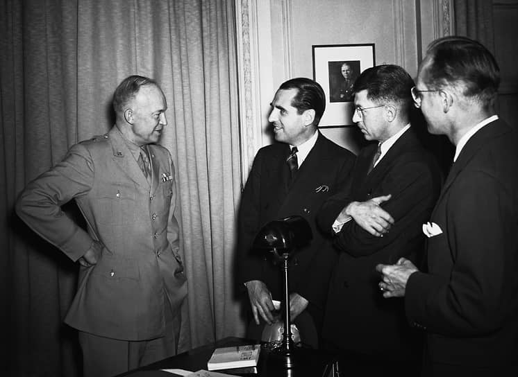Во время Второй мировой войны в 1942–1943 годах Дуайт Эйзенхауэр возглавлял штаб союзных войск в Северной Африке, Сицилии и Италии. Позже его назначили Верховным главнокомандующим войсками союзников в Европе&lt;br>
На фото: Дуайт Эйзенхауэр во время беседы с журналистами Associated Press в Лондоне, 1942 год