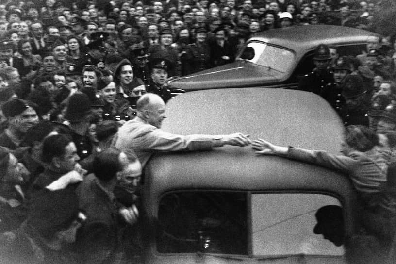 В декабре 1944 года Эйзенхауэру присвоили звание генерала армии США. В том же году он стал человеком года по версии Time, а в 1945-м — кавалером советского ордена «Победа»&lt;br>
На фото: жители Лондона приветствуют генерала Эйзенхауэра, 15 мая 1945 года