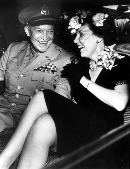 В 1945–1948 годах Эйзенхауэр был главкомом сухопутных войск США. В 1948-м назначен президентом Колумбийского университета, в том же году издал свои первые мемуары&lt;br>
На фото: генерал Эйзенхауэр и его жена Мейми отправляются в Белый дом на встречу с президентом Гарри Трумэном, 1945 год