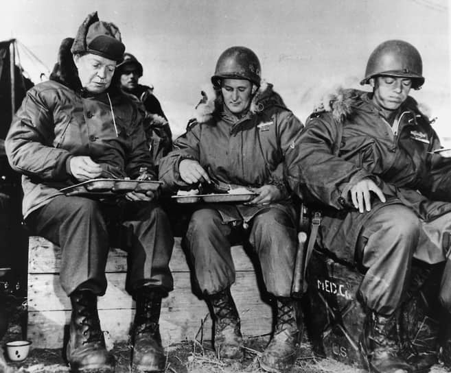 В 1953 году Дуайт Эйзенхауэр отдал приказ о завершении военных действий США в Корее&lt;br>
На фото: президент США Дуайт Эйзенхауэр (слева) обедает со своим бывшим подразделением в Южной Корее, 1952 год