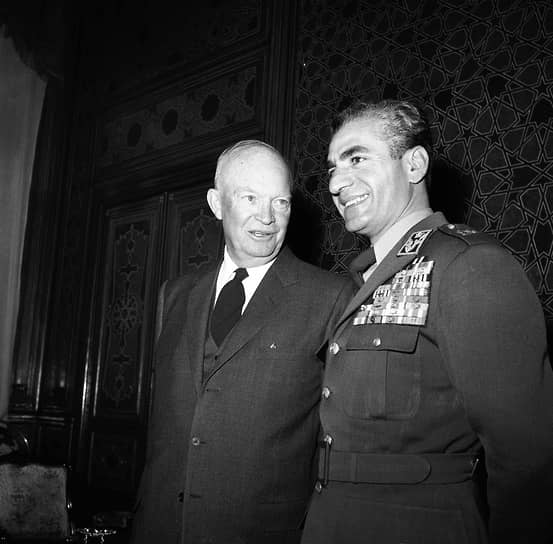 В 1958 году в космос отправили первый американский спутник «Эксплорер-1». В том же году Эйзенхауэр подписал закон о создании NASA. При его президентстве значительно активизировались тайные операции ЦРУ. В частности, оно осуществило перевороты в Иране в 1953 году и Гватемале в 1954 году&lt;br>
На фото: с шахом Ирана Мохаммедом Пехлеви в Тегеране, 1959 год