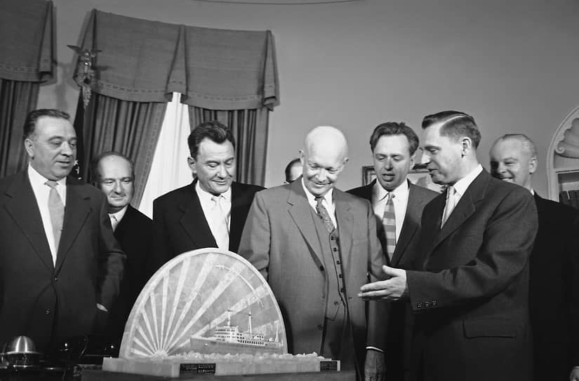 В ответ на присоединение ФРГ к НАТО в 1955 году при ведущей роли СССР был создан международный военный союз — Организация Варшавского договора. В том же году президент США посредничал в переговорах по выводу из Австрии советских войск. В мае 1960 года под Свердловском был сбит американский самолет U-2. Это стало причиной охлаждения отношений и срыва ответного визита Эйзенхауэра в СССР&lt;br>
На фото: советская делегация дарит президенту США модель российского атомного ледокола «Ленин», февраль 1960 года