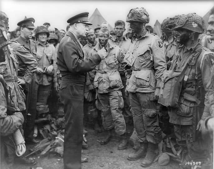 В июне 1944 года командовал операцией «День Д» в Нормандии — первой частью стратегической операции «Оверлорд», которая предусматривала освобождение северо-западной Франции. Высадка морского десанта в Нормандии была крупнейшей в мировой истории морской десантной операцией, в которой участвовали 156 тыс. военных&lt;br>
На фото: Эйзенхауэр беседует с десантниками из 101-й воздушно-десантной дивизии перед отправкой в Нормандию
