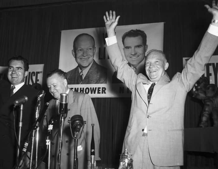 Эйзенхауэр стал президентом США в 1953 году. Желая показать, что государственных преступников он терпеть не будет, он настоял на смертной казни для супругов Юлиуса и Этель Розенбергов. Их обвинили в шпионаже и передаче данных об атомной бомбе Советскому Союзу
&lt;br>На фото: кандидат в президенты США Дуайт Эйзенхауэр во время предвыборной кампании, 1952 год