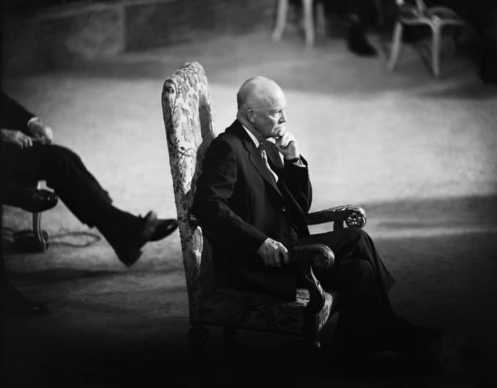 В 1956 году президент США Дуайт Эйзенхауэр был переизбран с 57,4%. В начале второго президентского срока была принята «доктрина Эйзенхауэра», согласно которой любая страна могла запросить экономическую или военную помощь США при военной агрессии третьей страны. Особое место в ней занимала советская угроза