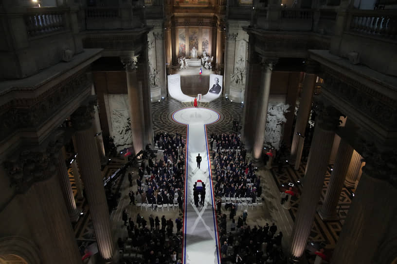 Церемония внесения гроба в Пантеон