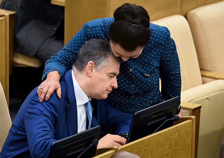 Председатель ЛДПР Леонид Слуцкий и зампред комиссии по регламенту и обеспечению деятельности Госдумы Раиса Кармазина на заседании Госдумы