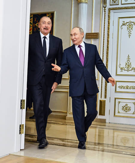Президент России Владимир Путин (справа) и президент Азербайджана Ильхам Алиев перед началом встречи в Душанбе