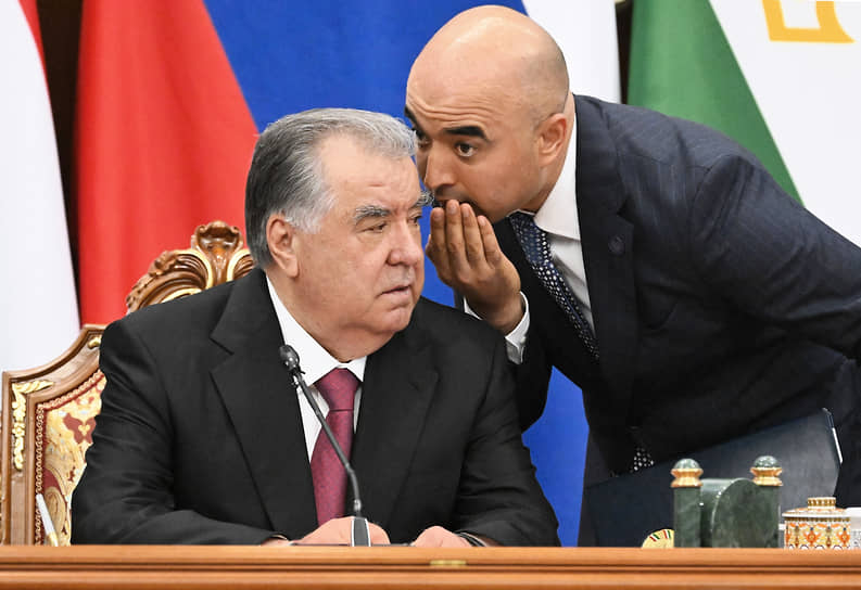 Президент Таджикистана Эмомали Рахмон (слева) во время российско-таджикских переговоров в Душанбе