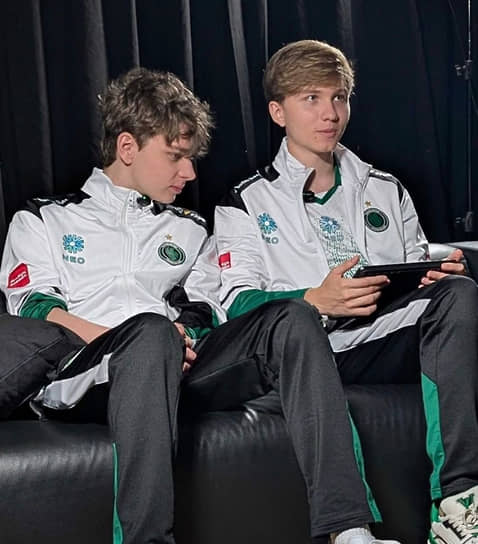 Игроки Team Falcons Илья «m0NESY» Осипов (справа) и Максим «kyousuke» Лукин