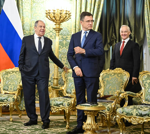 Члены российской делегации (слева направо): глава МИД Сергей Лавров, вице-премьер Александр Новак и министр обороны Андрей Белоусов