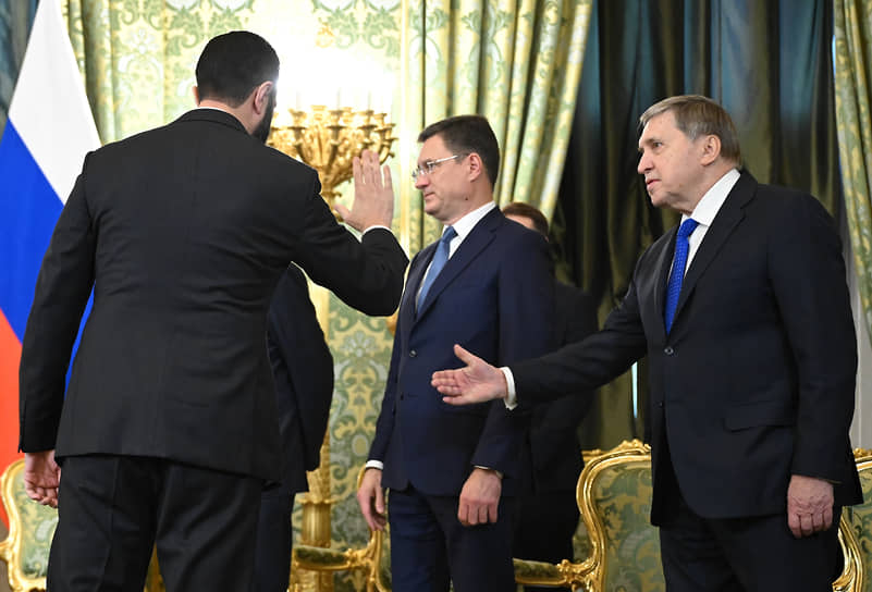 Вице-премьер РФ Александр Новак (в центре) и помощник президента РФ Юрий Ушаков (справа) встречают сирийскую делегацию