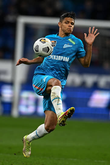 15.  Дуглас Сантос (Бразилия). Защитник выступает за «Зенит». Текущая рыночная стоимость игрока — €9 млн
