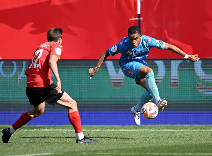 10.  Педро (справа, Бразилия). Нападающий выступает за «Зенит». Текущая рыночная стоимость игрока — €12 млн