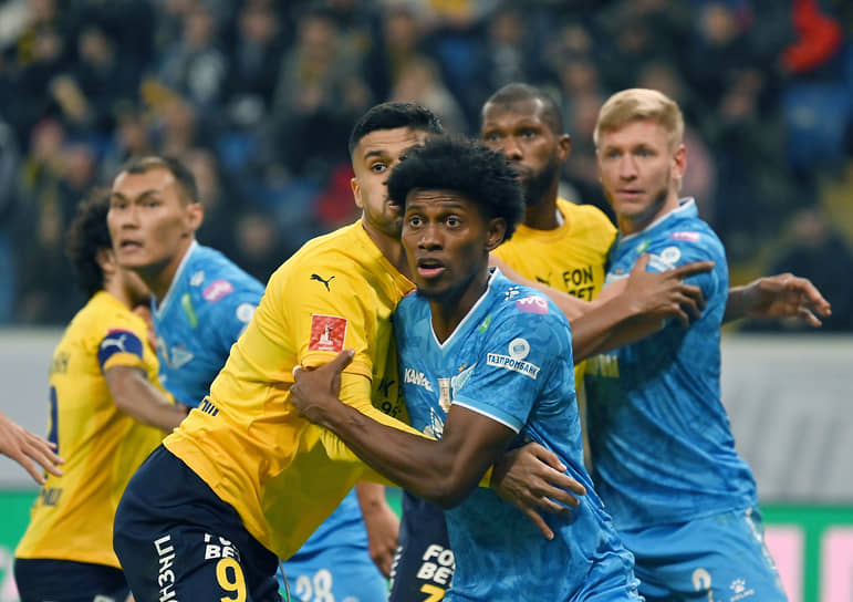 11.  Матео Кассьерра (третий справа, Колумбия). Нападающий выступает за «Зенит». Текущая рыночная стоимость игрока — €10 млн