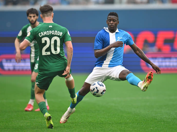 1. Луис Энрике (справа, Бразилия). Нападающий, выступает за «Зенит». Текущая рыночная стоимость игрока — €25 млн (данные Transfermarkt)