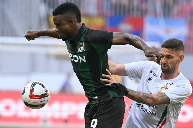 7.  Джон Кордоба (слева, Колумбия). Нападающий выступает за «Краснодар». Текущая рыночная стоимость игрока — €12 млн