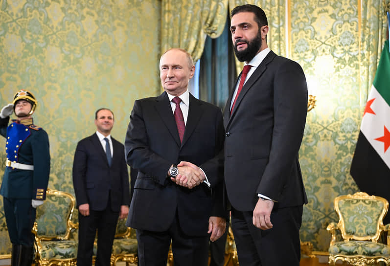 Президент России Владимир Путин (в центре) и президент Сирии Ахмед аш-Шараа (крайний справа)