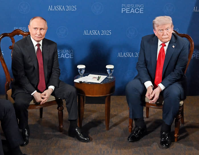 Владимир Путин и Дональд Трамп во время переговоров на Аляске