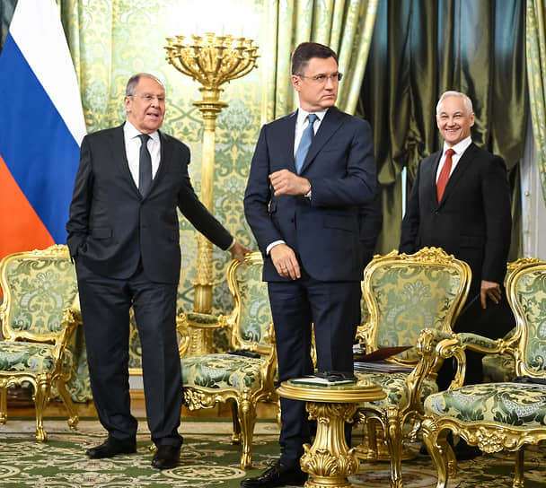 Слева направо: министр иностранных дел Сергей Лавров, зампред правительства Александр Новак и министр обороны Андрей Белоусов перед началом российско-сирийских переговоров в Кремле