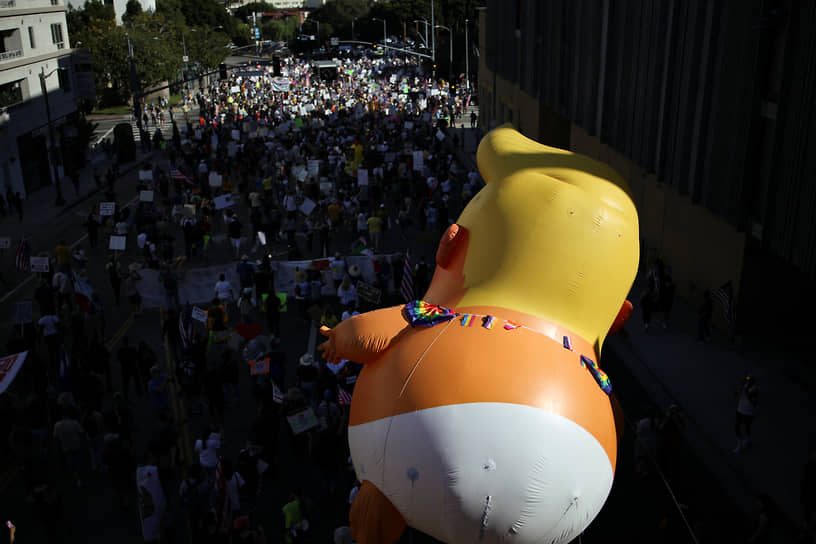 Надувной воздушный шар, изображающий Дональда Трампа, в Калифорнии 
