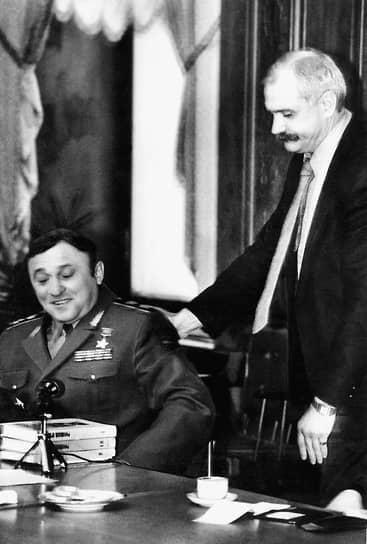 С министром обороны Павлом Грачевым в Кремле, 1994 год