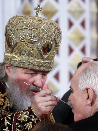 С патриархом Московским и всея Руси Кириллом во время причастия в Храме Христа Спасителя, 2009 год