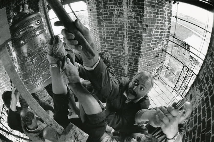 Никита Михалков на колокольне в поселке Николина Гора в Подмосковье, 1999 год