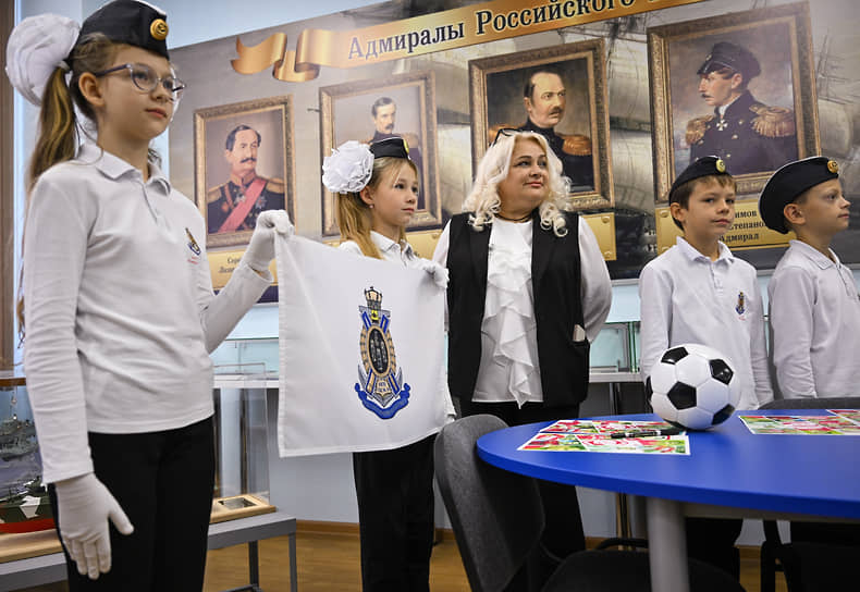 Ученики средней общеобразовательной школы №34 имени Н.К.Божененко Новороссийска на встрече с амбассадорами РФ Дмитрием Аленичевым и Егором Титовым