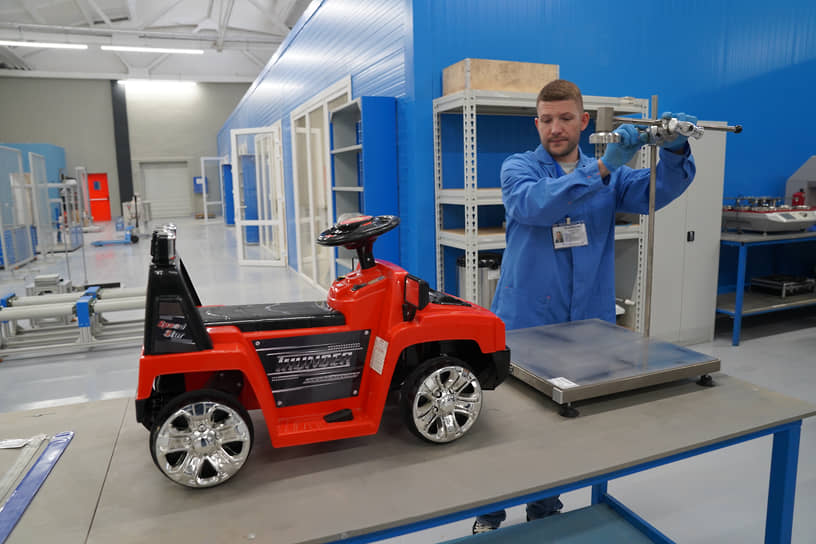 Трехколесные велосипеды, самокаты, игрушечные педальные машинки, игрушки с моторчиком, коляски для кукол и самих кукол, игрушки-головоломки