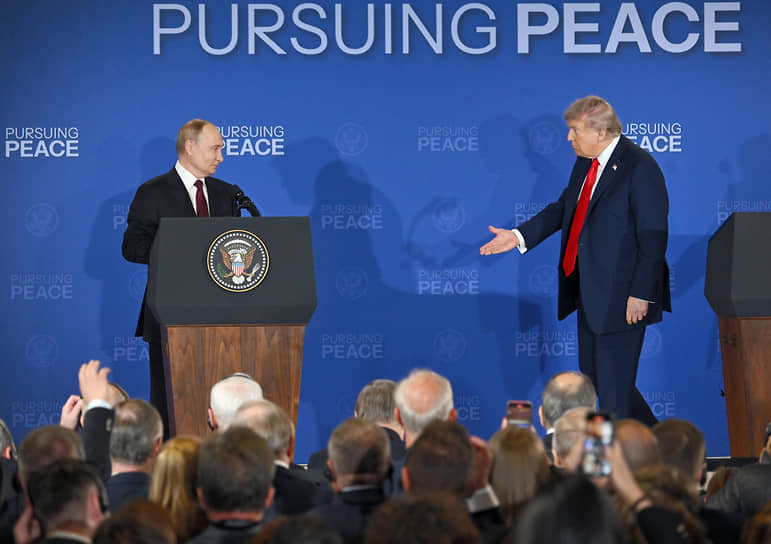 Президент России Владимир Путин (слева) и президент США Дональд Трамп