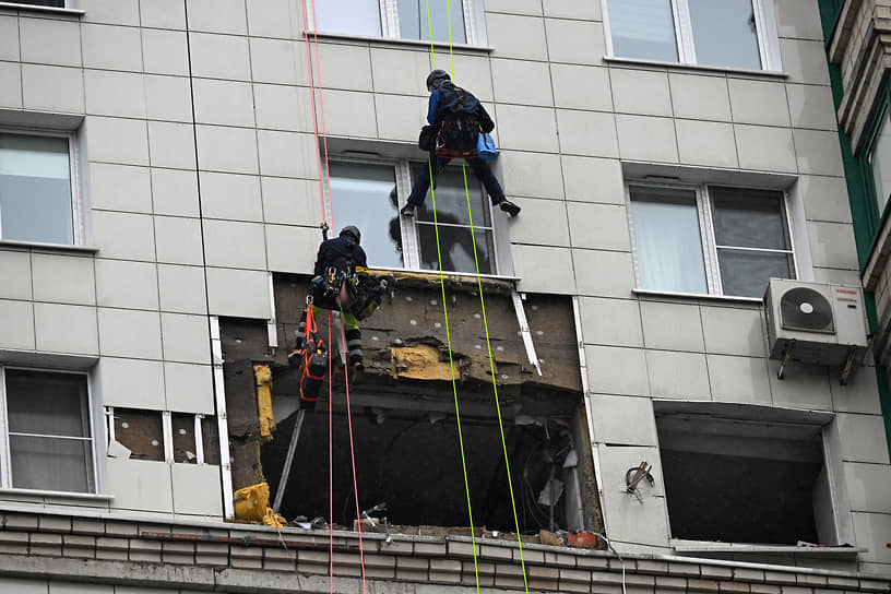 Сотрудники со специальным оборудованием во время осмотра пострадавшей квартиры в ЖК